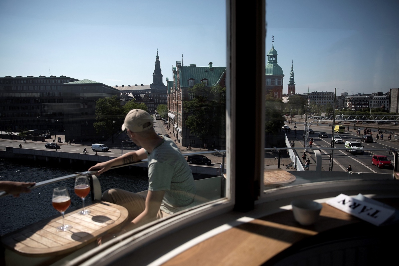 Utsikt över vattnet och bebyggelsen i Köpenhamn. 300 gånger om året öppnas dessutom bron. Foto: Jörgen Johansson