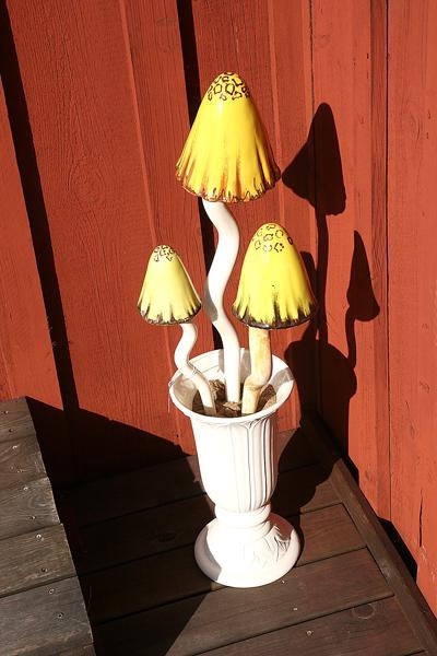 Outi Anderssons svampar i porslin är tänkta att stå ute i trädgården.