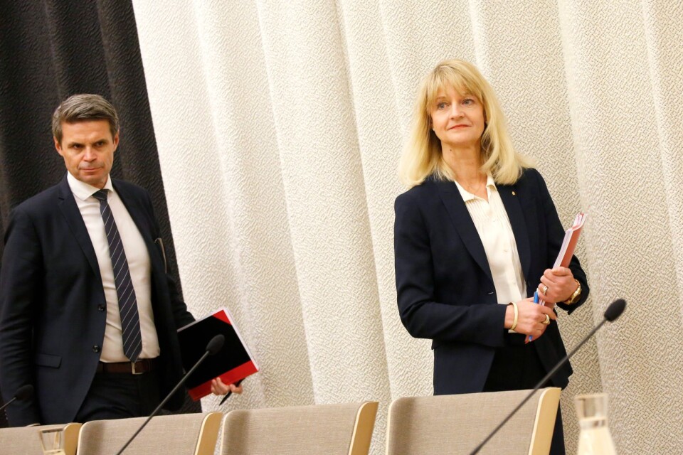Fredrik Agemark, enhetschef, och Charlotte von Essen, vikarierande säkerhetspolischef, presenterar Säpos årsbok för 2017 under en pressträff i Solna.