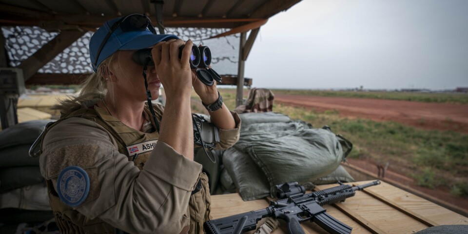 Kvinnlig norsk FN-soldat vid ett vakttorn i Bamako, Mali.
