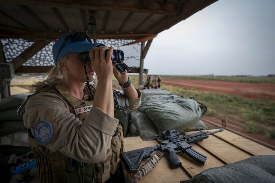 Kvinnlig norsk FN-soldat vid ett vakttorn i Bamako, Mali.