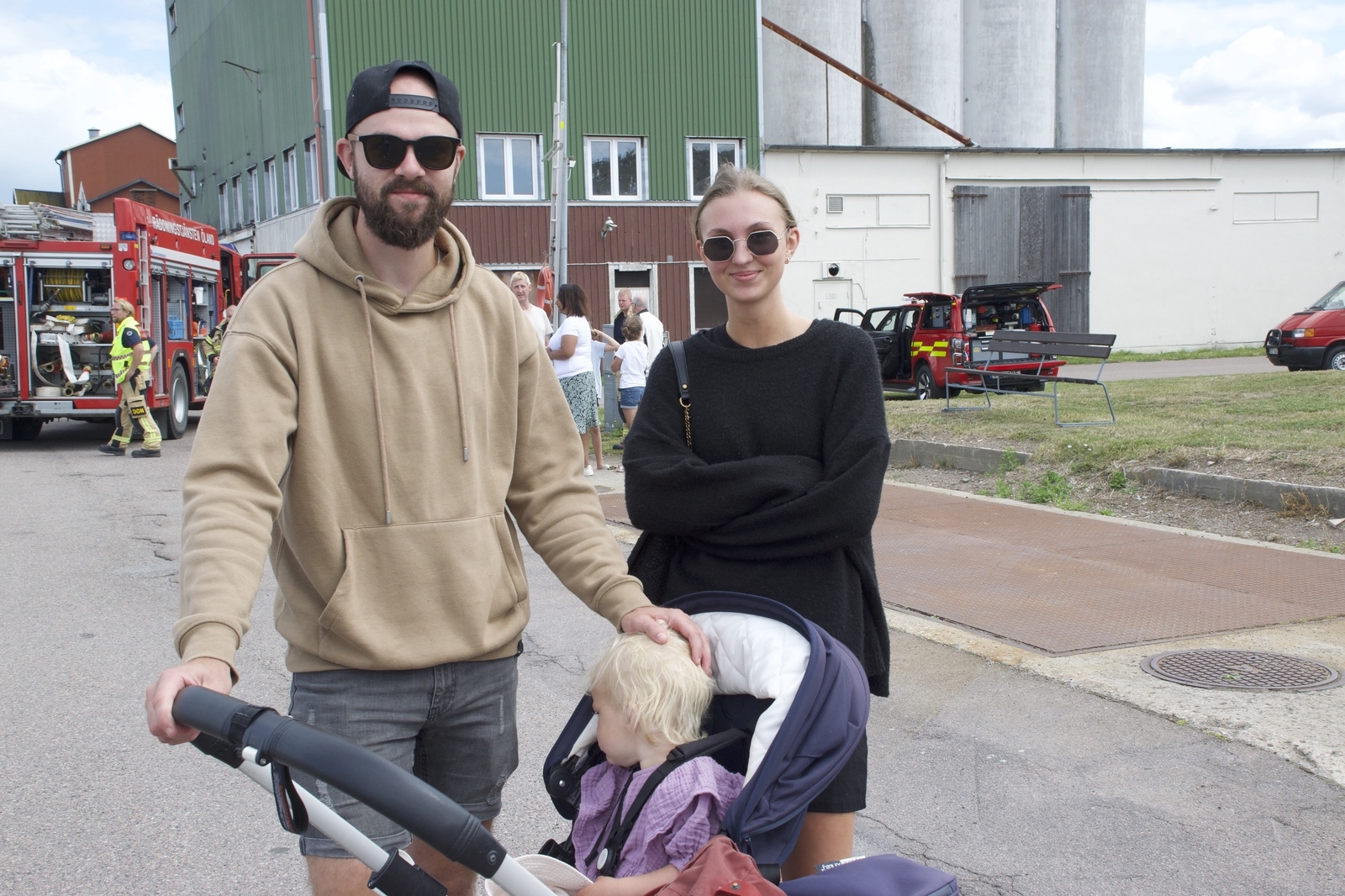 Rasmus Jonsson, Emilia Jonsson och Elise Jonsson som sitter i vagnen.