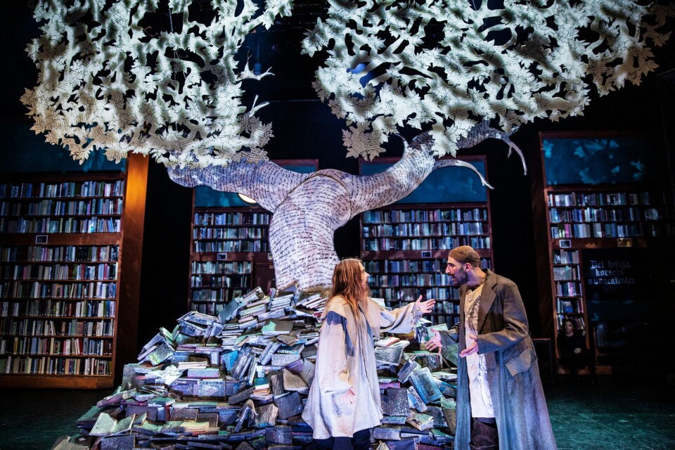 Ett träd fullt av kärleksbrev. Josefin Iziamo och Dilan Amin i ”Cyrano”.