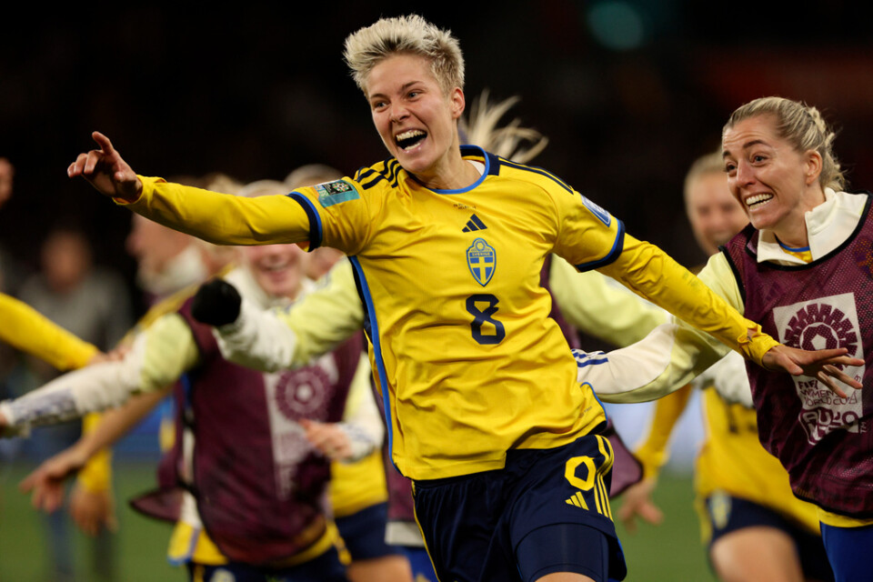 Lina Hurtig firar efter att ha satt dit den avgörande straffen mot USA i åttondelsfinalen av VM.