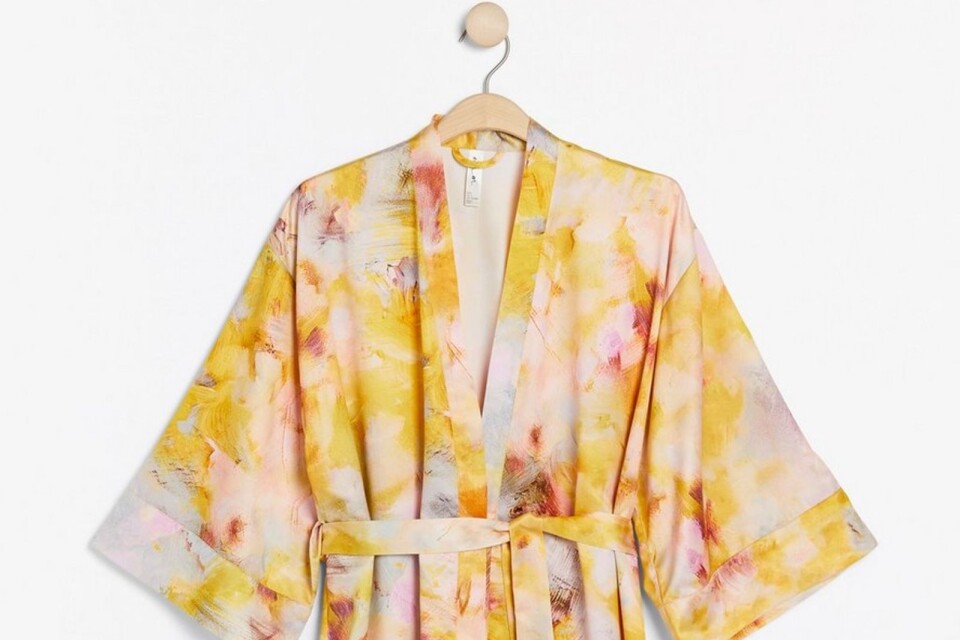 Mönstrad kimono i satin, 399 kr.