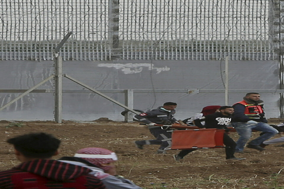 En skadad person bärs iväg på bår vid en tidigare demonstration vid Gazastängslet. Arkivbild från 30 mars.