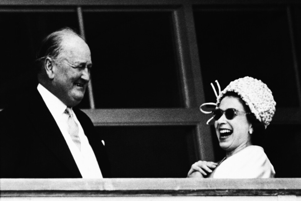 Drottningen skämtar med sin ridlärare Cecil Boyd-Rochfort 1965, året då hon med sitt tyska statsbesök skulle förnya banden till kontinenten. Bilden är dock tagen i England.
