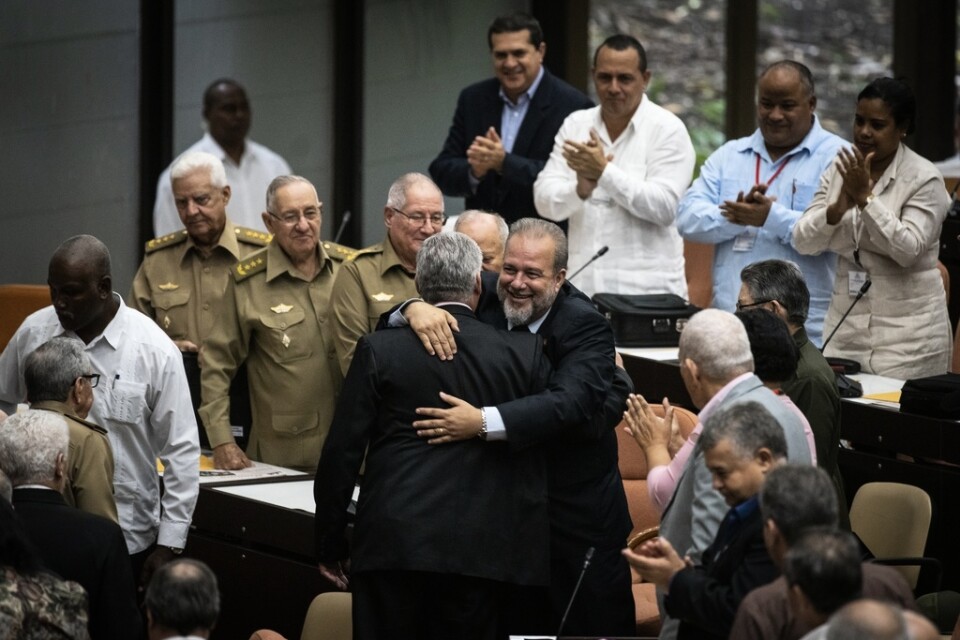 Kubas nytillträdde premiärminister Manuel Marrero kramar om landets president Miguel Díaz-Canel i nationalförsamlingen i Havanna under lördagen.