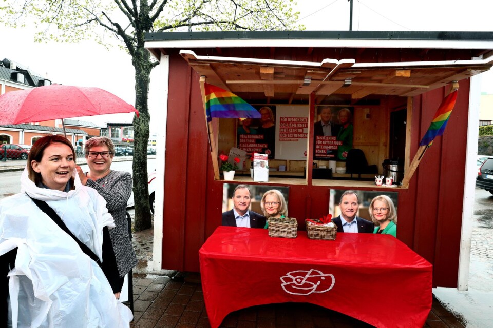 I strilande regn invigde landsbygdsminister Jennie Nilsson, med paraplystöd av Gunilla Johansson, regional ombudsman, den valstuga som S i Kalmar ska använda under valspurten i EU-valet.