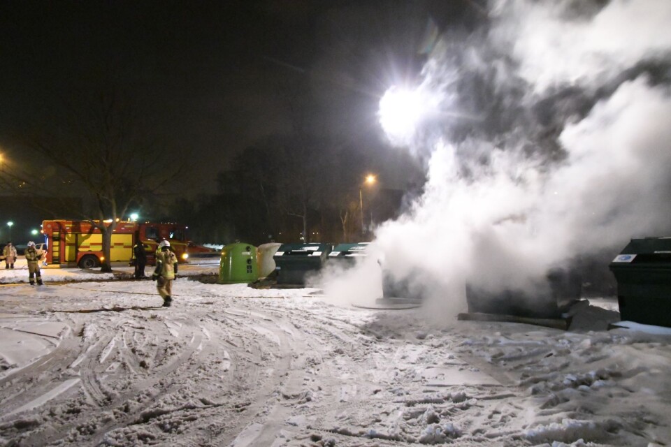 Det brann i två containrar på Klörupsvägen på måndagskvällen.