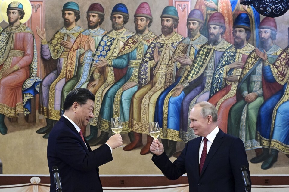 Xi Jinping har inte något emot att uppträda tillsammans med den internationellt efterlyste krigsförbrytaren Putin, vilket inte förbättrar utsikterna för en kinesisk fredsplan i Ukraina, skriver Rysslandskännaren Stig Fredrikson.