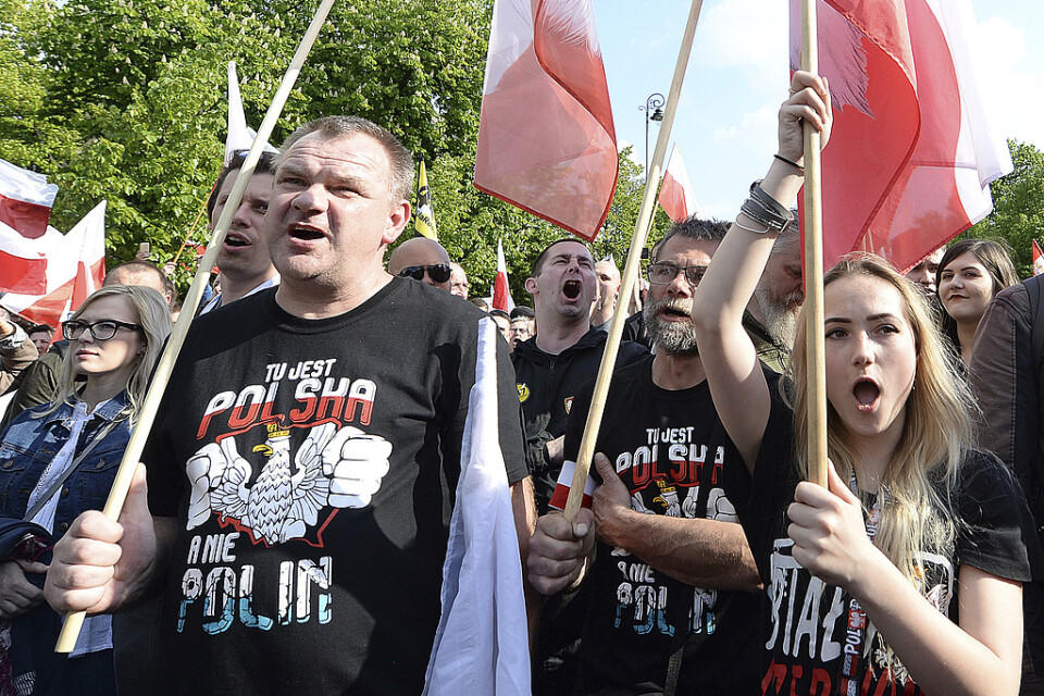 Hundratals polska nationalister demonstrerade i helgen i protest mot en ny amerikansk lag som rör återlämnande av judisk egendom som beslagtogs under och efter andra världskriget. Demonstranter uppges ha skanderat anti-judiska slagord.