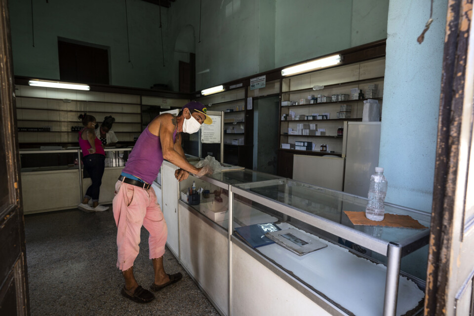 Matbutiker och apotek gapar tomma i Havanna. I veckan meddelade regeringen att resenärer numera får ta med sig mat, medicin och andra förnödenheter till Kuba utan att betala tull – en ovanlig eftergift från Kubas ledning.