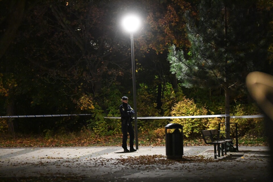 Polis på plats i Hässelby gård där en man skadades i en skottlossning på lördagskvällen.