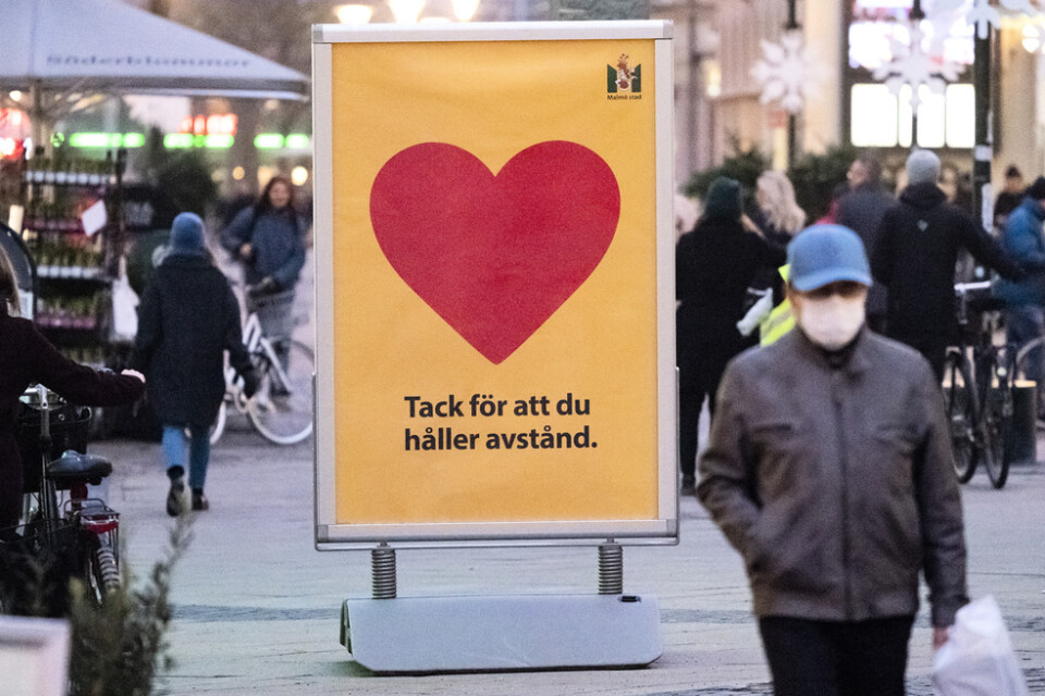 En skylt med texten - Tack för att du håller avstånd - på gågatan Södra Förstadsgatan i Malmö. Arkivbild.