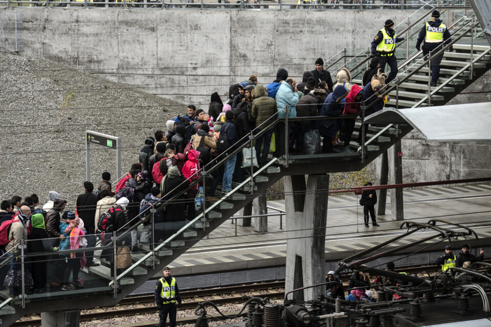 Polis övervakar kön av ankommande flyktingar vid Hyllie station utanför Malmö 2015. Arkivbild