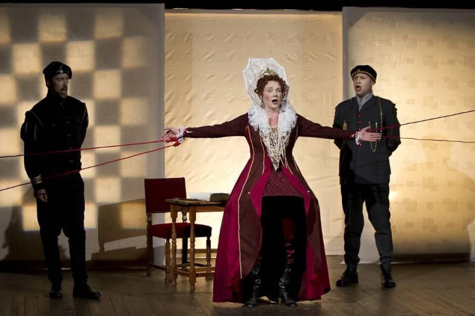 Kunglighet. Leena Malkki spelar Drottning Elizabetta i operan av Donizetti.