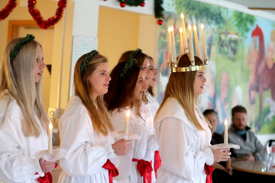 Strax efter lunch hade turen kommit till Solkullen i Vollsjö, där Sjöbo lucia 2018, Tindra Schön, och hennes tärnor spred julstämning med både traditionella och nyare julsånger.