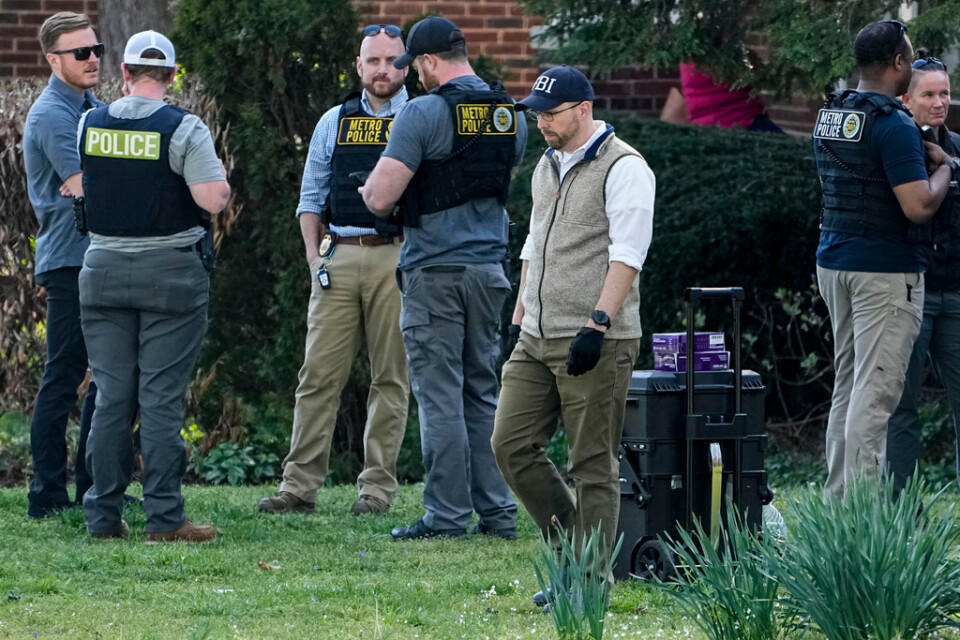 Polis gör en husrannsakan i samband med skolskjutningen i Nashville.