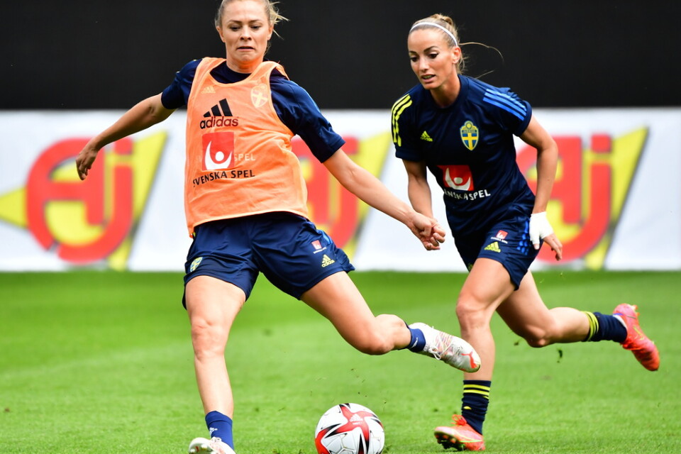 Fridolina Rolfö, till vänster, har haft problem med en magmuskel och är ett frågetecken inför tisdagens landskamp mot Australien.