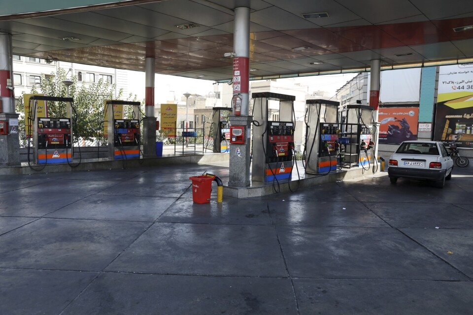 Många bensinstationer stod tomma då en cyberattack lamslagit Irans bensinmackar.