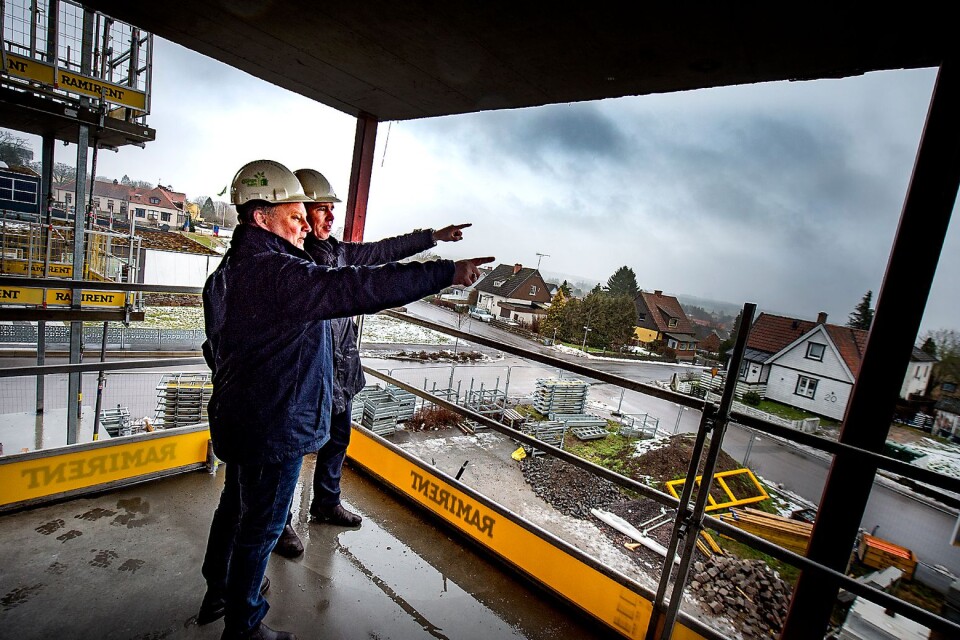 Göingehems ordförande Magnus Nilsson (KD) och Kent Göstasson, projektchef, tittar på utsikten från våning tre.