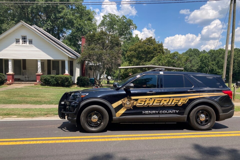 En bil från sheriffmyndigheten i Henry County på plats i Hampton, Georgia, där en man jagats misstänkt för fyra mord.