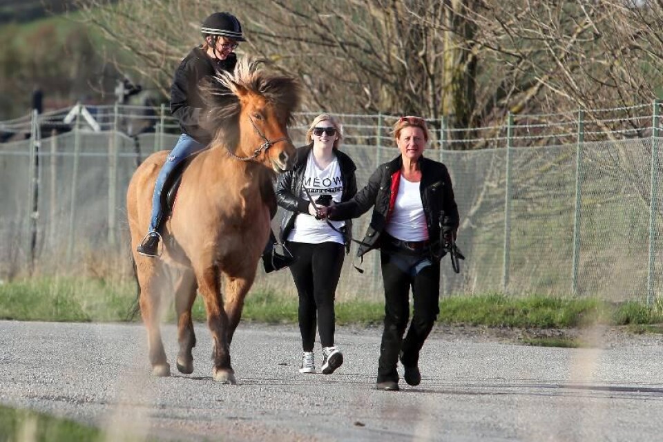 Även fritidsledaren Jenni Gröneng fick en tur på hästryggen.