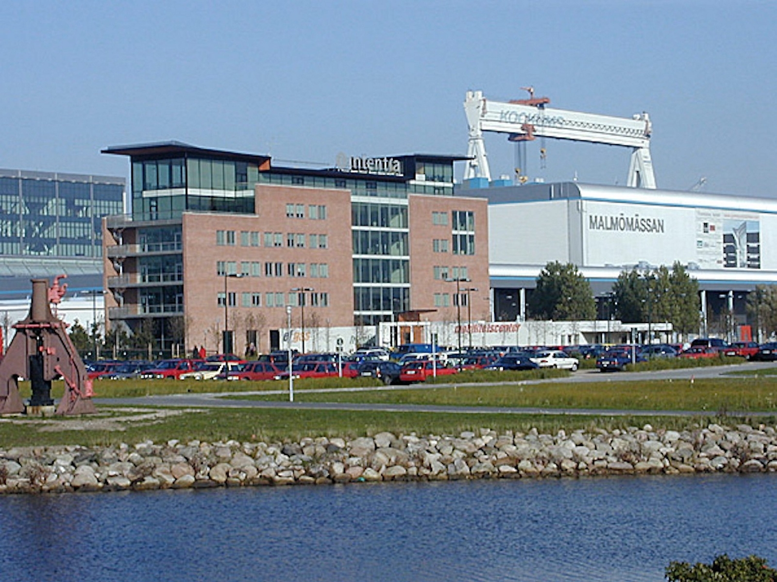 Intentiahuset kom till tidigt under Västra hamnens utveckling i Malmö. Den som kan sitt Malmö ser hur det, så att säga, blinkar åt husen vid Ribersborg, mitt emot.