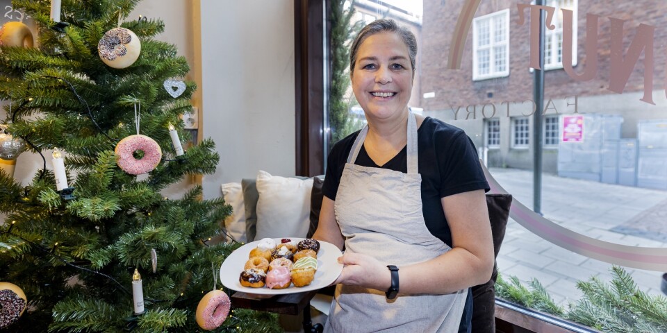 Katarina Vantaa fastnade för donuts när hon och familjen bodde i USA. Nu driver hon Little donut factory i Borås. Hennes egna favoriter är munken med lönnsirap och lite salt på, samt den som är doppad i socker och kanel.