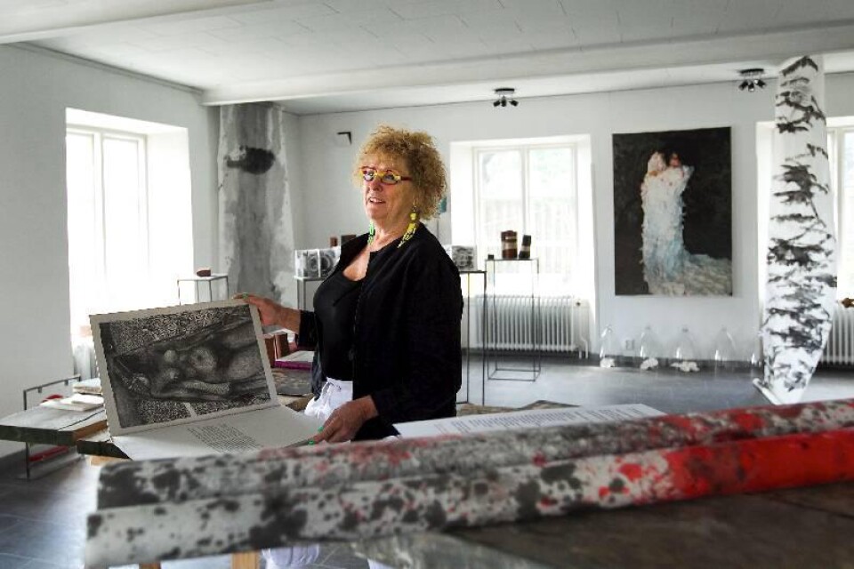 Internationellt kända konstnären Karin Ward är en av de inblandade i Borrby bokby. ”Det är väldigt spännade att se hur det utvecklas”, säger hon.