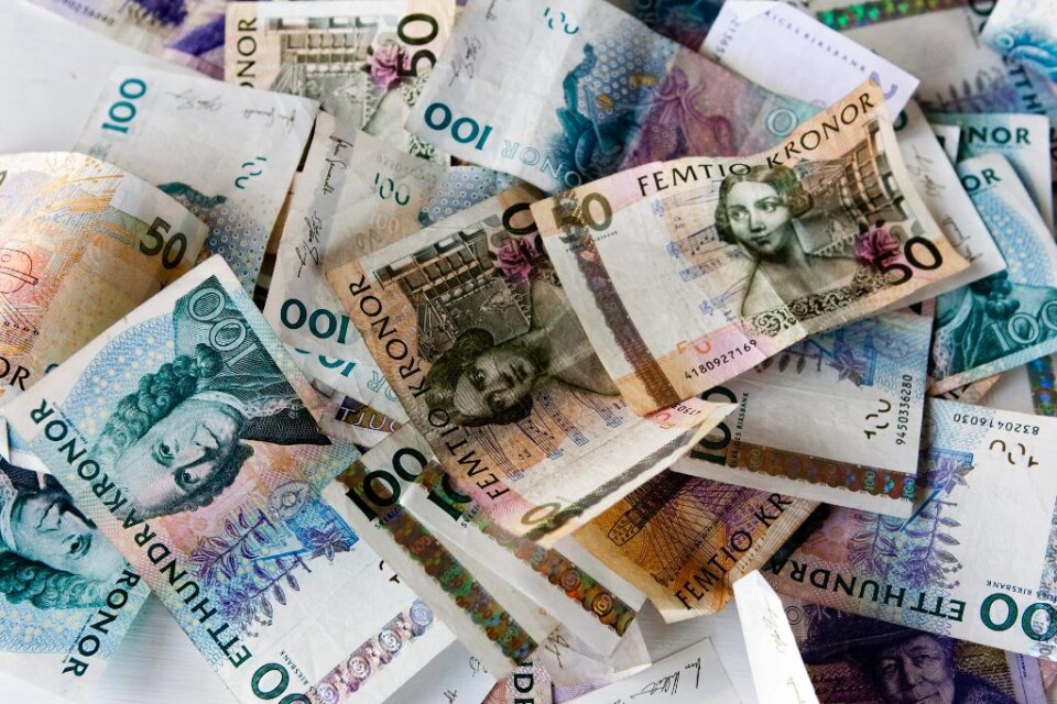 En större summa kontanter hittades tidigare i veckan av en privatperson i Helsingborg. Polisen efterlyste ägaren, och nu har ett tiotal personer hört av sig med anspråk på fyndet. Sedlarna, som är av äldre valör men fortfarande giltiga, ligger dock allt