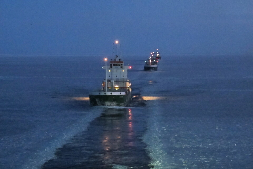 Fartyg som assisteras av statsisbrytaren Atle utanför Luleå i april 2013.