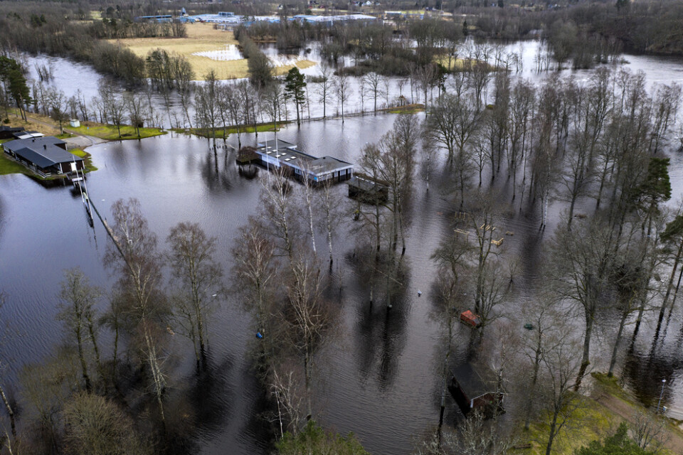 Lagan svämmar över sina breddar och byggnaderna står under vatten i Knäred. Översvämningsrisken längs Nissan och Lagan är stor.