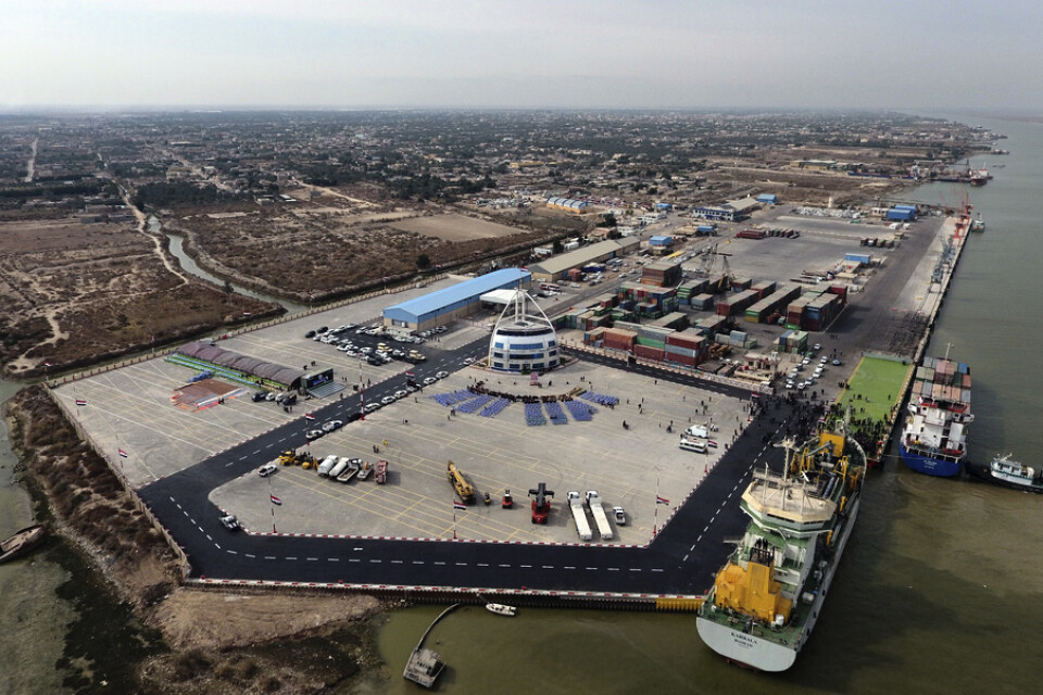 Basra lever i stor utsträckning på oljeexport. Bild från hamnen söder om staden.