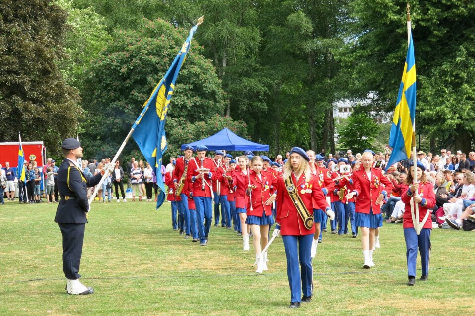 F 17:s fanvakt och Ronneby skolorkester bidrog till den högtidliga delen av nationaldagsfirandet i Brunnsparken.