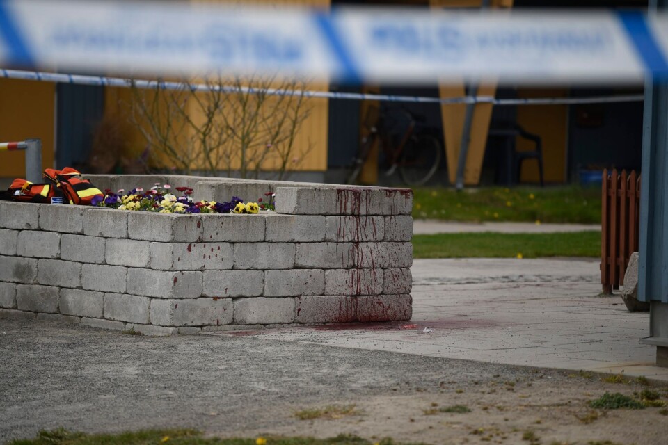 في 24 أبريل ، طعن الشاب البالغ من العمر 18 عامًا بواسطة سكين رجل ٤٠ عاما في منطقة Österäng.