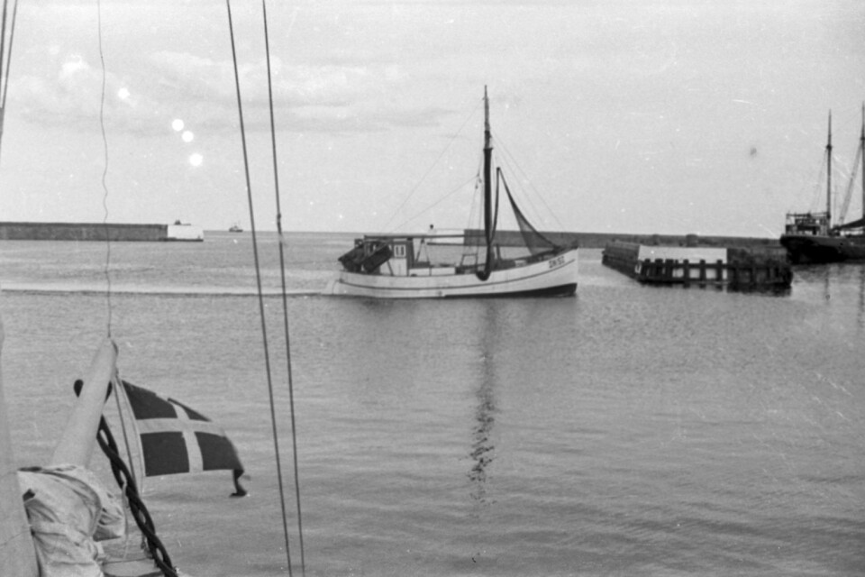 En fiskebåt på väg in mot kaj. Nu vill regionmuseet veta mer om fiskenäringen i Simrishamn.