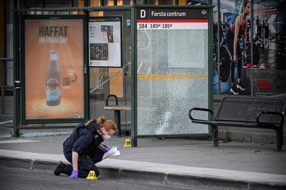 Fyra personer sköts i Farsta i södra Stockholm på lördagen.