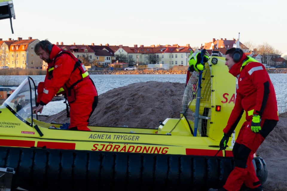 Magnus Danbolt, svävarpilot på räddningsstationen i Kalmar, är påväg att köra ut fordonet på vattnet med Andreas Svensson, svävarpilot och stationsansvarig på räddningsstationen i Kalmar, sittandes bakom sig.