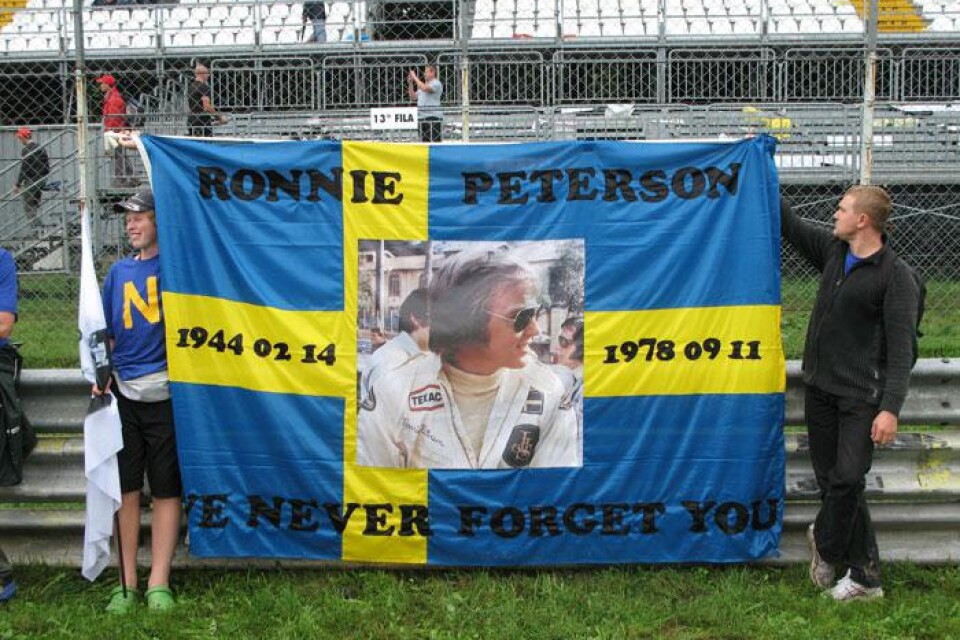 Ronnie Peterson hyllades 30 år efter den ödesdigra kraschen. Efter sina tre segrar på Monzabanan är han en av de största förarna genom tiderna i Italien.