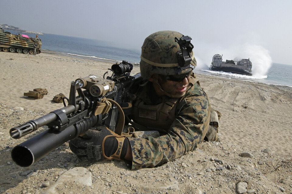 En marinkårssoldat på stranden i Sydkorea under Foal Eagle. Bild från övningen 2015.