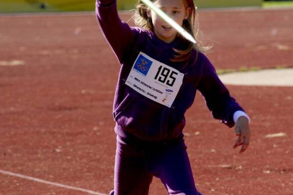 Nioåriga Nora Gehrman provade på spjutkastning, men tränar friidrott i vanliga fall.