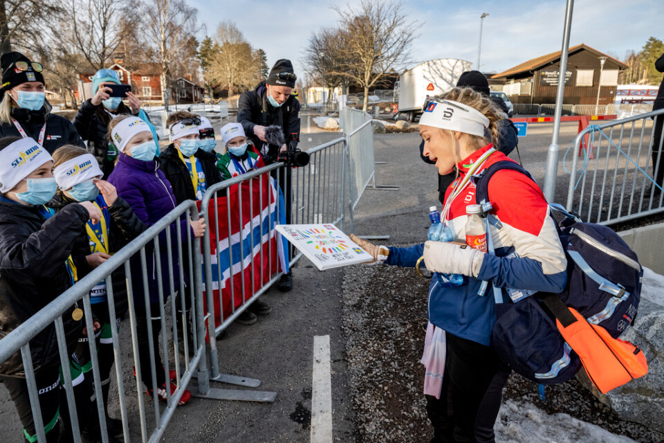 Therese Johaugs mest uppskattade hyllning efter avslutningen i Falun. Ett grupp skidåkarbarn från den lokala klubben fick henne att stanna upp och engagera sig i barnen.