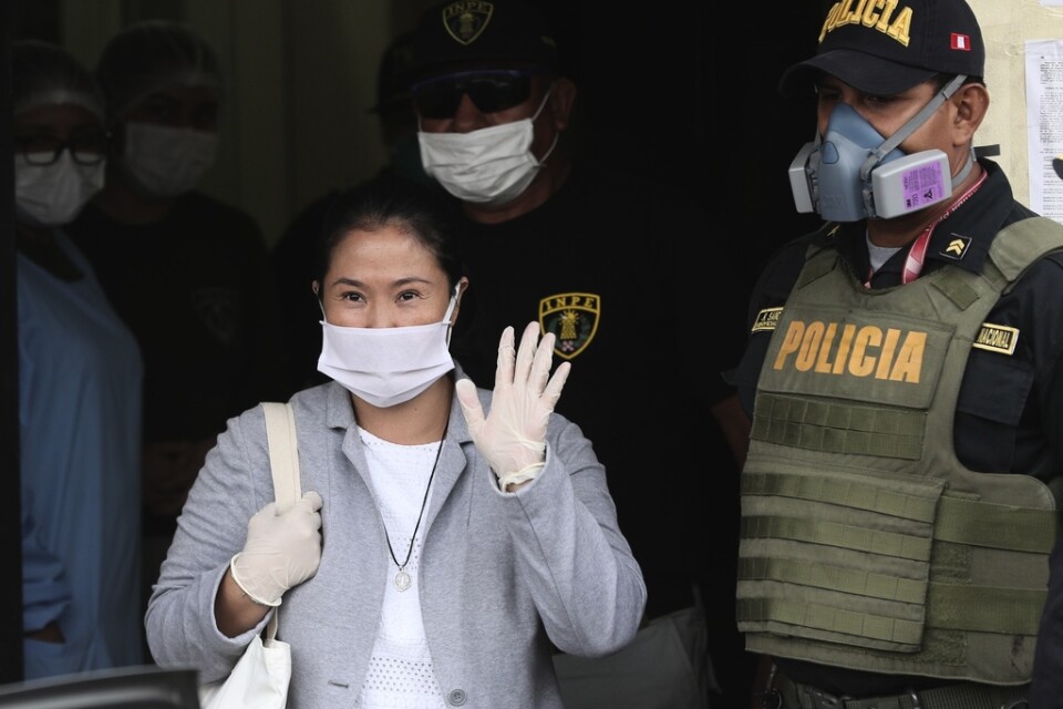 Keiko Fujimori vinkar när hon lämnar fängelset i Perus huvudstad Lima.