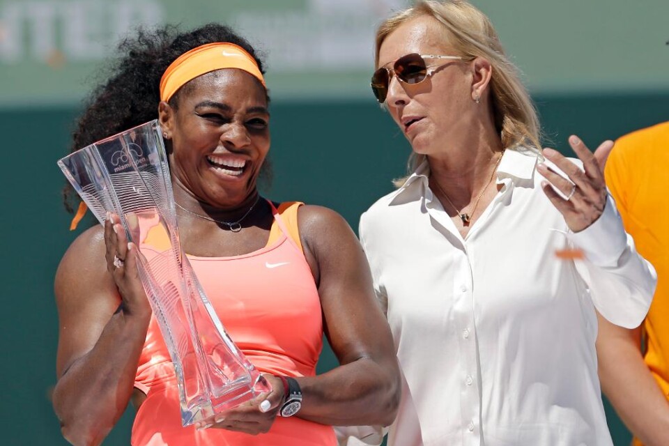 Serena Williams tog sin tredje raka och åttonde titel totalt i Miami Open i tennis efter att ha vunnit med solklara 6-2, 6-0 mot Carla Suárez Navarro, Spanien, i en final som var över på 56 minuter. Därmed blev världsettan - med 19 Grand Slam-titlar i