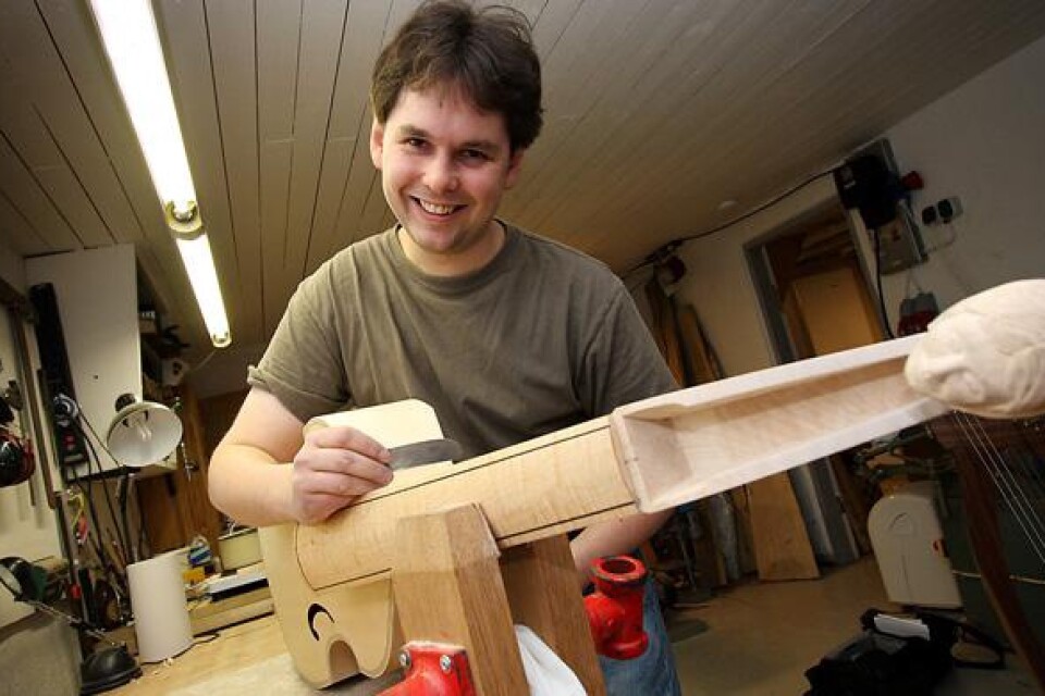 Johan Hedvall bygger musikinstrument på heltid. Han har specialiserat sig på viola da gamba och harpor.