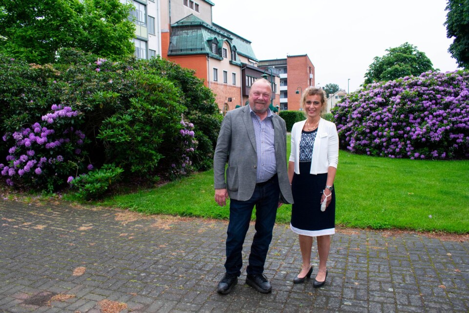 Håkan Robertsson, verksamhetsledare för Ronneby folkteater, och Jeanette Rosander, turism- och evenemangsansvarig, ligger bakom Barnens tosia i Rådhusparken.