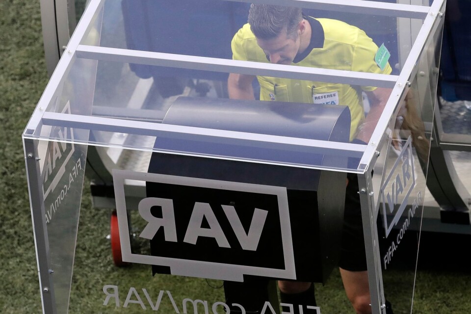 Insändarskribenten vill inte att Video Assistant Referee System, VAR, införs inom svensk fotboll.
