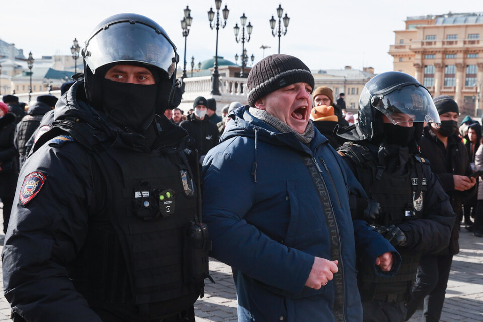 Rysk polis griper en demonstrant som protesterar mot kriget i Ukraina.